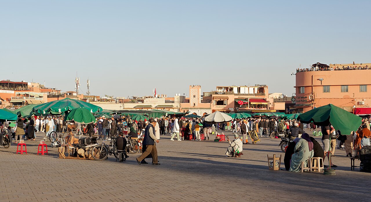 Marrakech — place Jemaa el-Fna au crépuscule