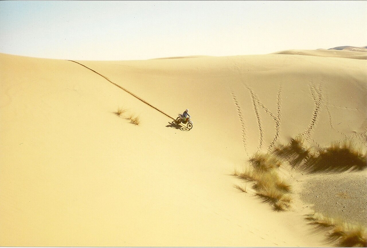 Merzouga — immensité du désert au coucher du soleil